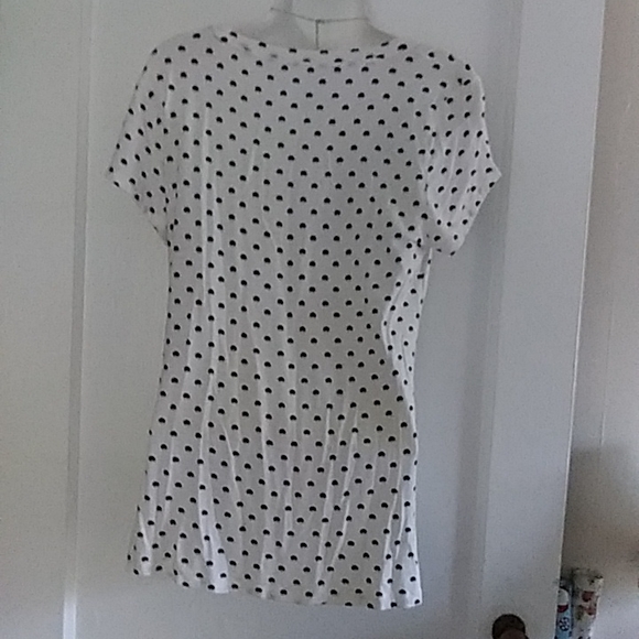 New w/o tags Women's Apt. 9 white and black dot V-neck tee size small. - Picture 2 of 2